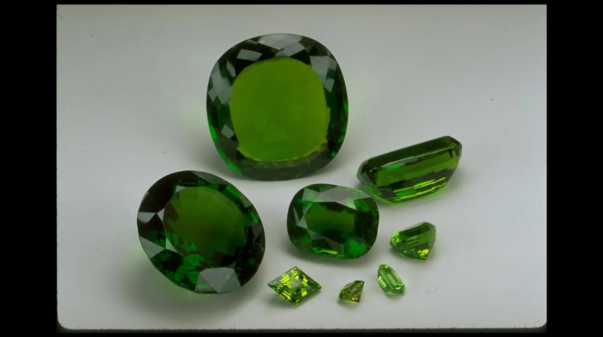 Trái lại, đảo Zabargad được "mẹ thiên nhiên" ưu ái về mặt địa chất học. Nơi đây có rất nhiều đá quý peridot. Từ thời cổ đại, người dân đã đến hòn đảo để khai thác peridot và dùng làm trang sức cho các vị vua thống trị những vương quốc ở Địa Trung Hải.