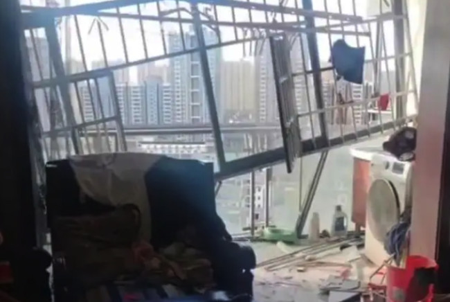 Dang ngu, gio giat bung cua kinh 3 nguoi bi cuon bay khoi chung cu-Hinh-2