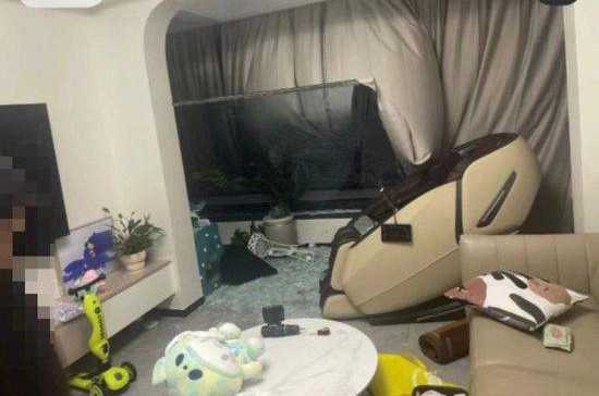 Dang ngu, gio giat bung cua kinh 3 nguoi bi cuon bay khoi chung cu-Hinh-3