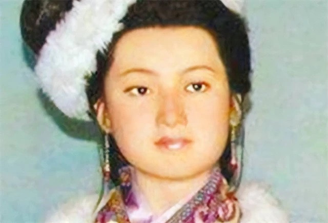 Thế nhưng, khi xem hình ảnh phục dựng Vương Chiêu Quân, nhiều người thất vọng bởi nàng không hề có dung mạo diễm lệ. Thay vào đó, Vương Chiêu Quân có các đường nét trên gương mặt khá thô kệch, tròn trịa, đôi mắt nhỏ và là mắt một mí.