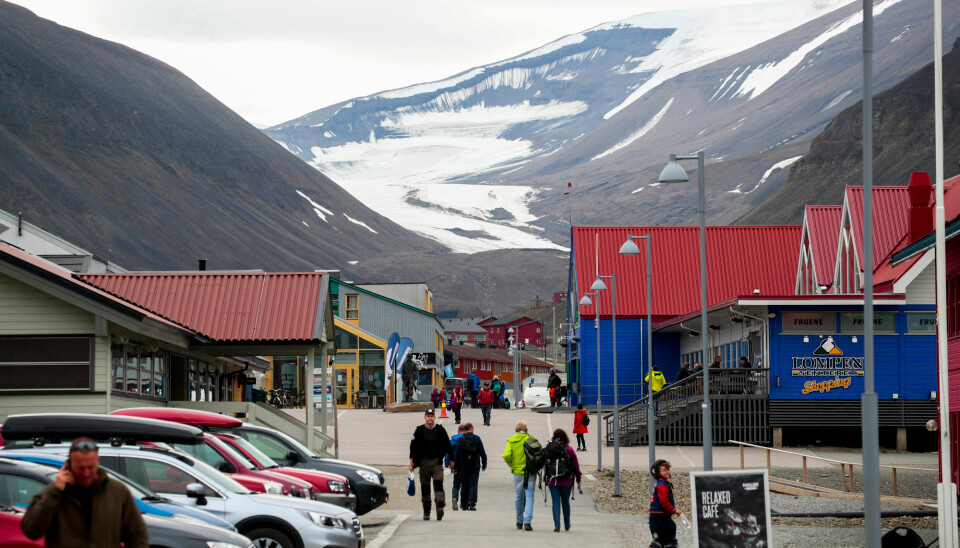 Nguyên do là bởi lớp băng ở Longyearbyen không tan chảy, ngay cả trong mùa Hè. Điều này khiến các thi thể được chôn cất không thể phân hủy.