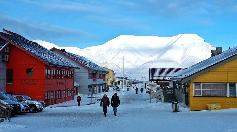 Trong đó, người dân sống ở thị trấn Longyearbyen không được phép chết. Trong hơn 70 năm qua, nơi đây đã cấm chôn cất người chết do nhiệt độ thấp và lớp băng vĩnh cửu.