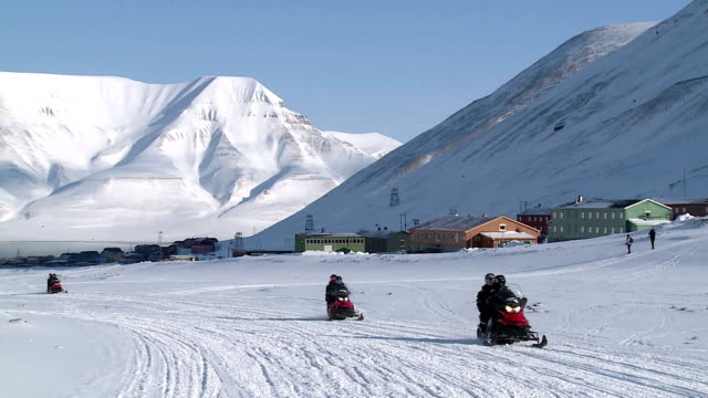 Vậy nên, những cư dân mắc bệnh nặng hoặc sắp qua đời sẽ được chuyển tới phía Nam của Na Uy để được điều trị và chôn cất ở nơi khác trong trường hợp qua đời.