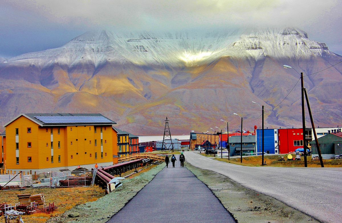 Longyearbyen là một trong những nơi tốt nhất trên thế giới để chiêm ngưỡng cực quang, "siêu trăng máu xanh" và một số hiện tượng thiên văn kỳ thú.