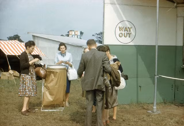 Người dân Anh thích thú khi tham dự một buổi triển lãm tổ chức ngoài trời vào những năm 1960.