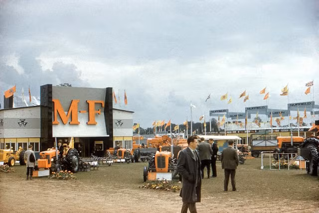 Khung cảnh nhộn nhịp trong buổi triển lãm ở Anh năm 1963.