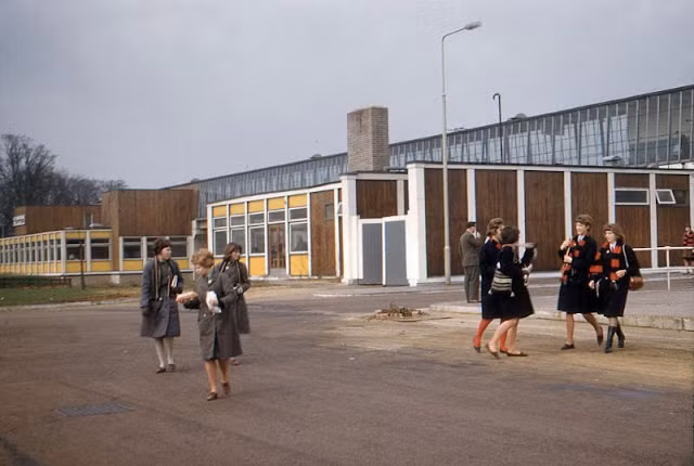 Những cô gái trẻ vừa đi đường vừa trò chuyện vui vẻ.