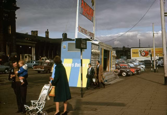 Khung cảnh bên ngoài ga xe lửa Huddersfield năm 1965.