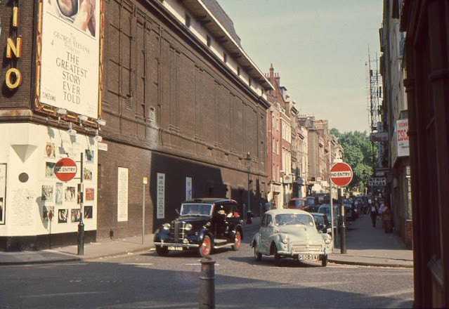 Những tòa nhà cổ kính nằm san sát nhau ở London năm 1965.