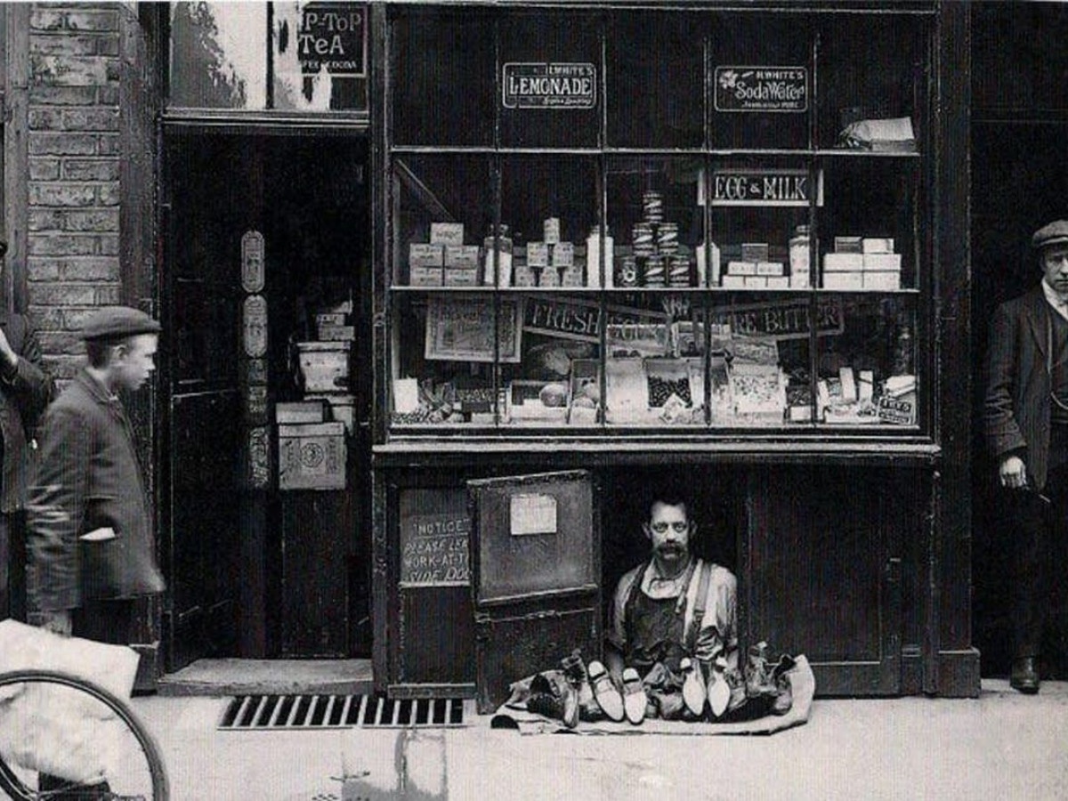 Vào những năm 1990, các cửa hàng liên tục mọc lên ở thủ đô London, Anh. Bức ảnh này chụp một trong những cửa tiệm nhỏ nhất thế giới khi người chủ mở một tiệm bán giày dép với mặt tiền chỉ là ô cửa sổ nhỏ. Người này bày vài đôi giày trước cửa trong khi phía trên là một cửa hàng bán nước giải khát.