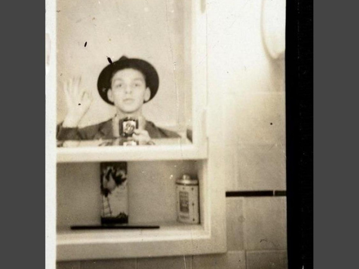 Ca sĩ Frank Sinatra chụp ảnh "tự sướng" trước gương vào năm 1938. Khi chụp bức ảnh này, ông 17 tuổi.
