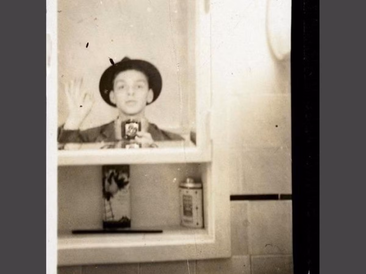 Ca sĩ Frank Sinatra chụp ảnh "tự sướng" trước gương vào năm 1938. Khi chụp bức ảnh này, ông 17 tuổi.