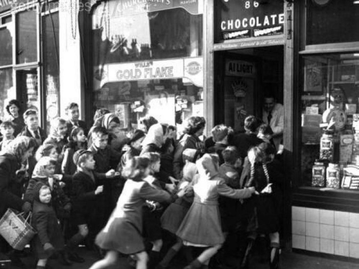 Sau khi Chiến tranh thế giới 2 kết thúc, người dân dần trở lại cuộc sống bình thường. Trong ảnh là người dân ở Anh ùn ùn kéo đến một cửa bán đồ ngọt năm 1953 sau khi việc hạn chế mua bánh kẹo, đường, trứng, sữa... được dỡ bỏ.