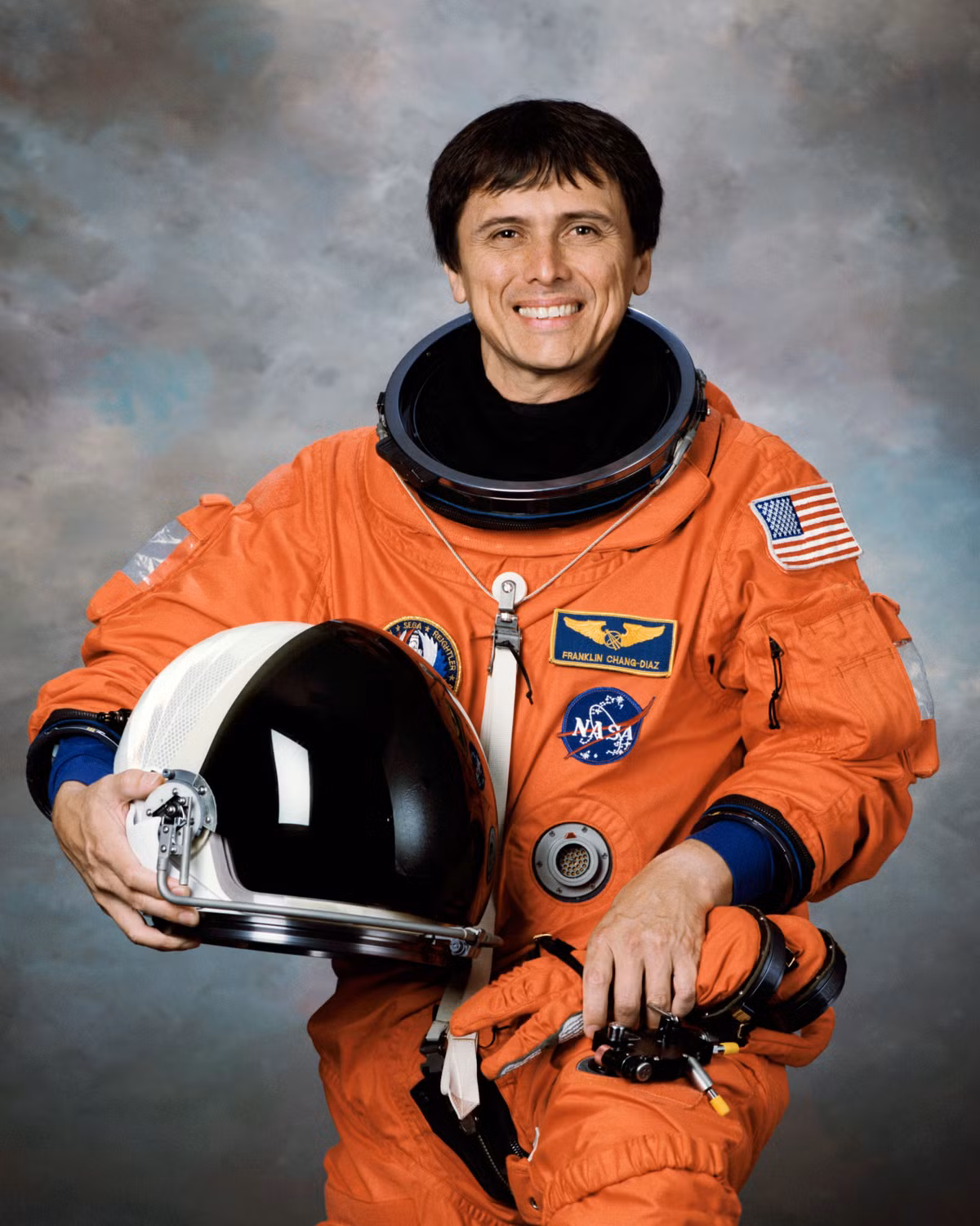 Trong đó, phi hành gia Ross là người đầu tiên đạt cột mốc 7 lần bay vào không gian thông qua những chuyến bay vào vũ trụ trong giai đoạn từ năm 1985 - 2002. Kỷ lục của phi hành gia này được Chang-Diaz san bằng vào năm 2002.