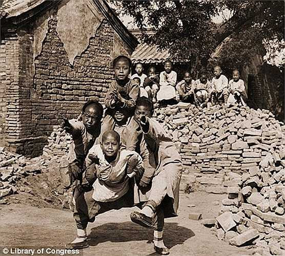 Một nhóm trẻ em chơi đùa, xếp thành hình đầu rồng.