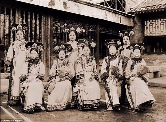 Bức ảnh chụp một nhóm phụ nữ nhà Thanh xuất thân trong gia đình quyền quý. Họ mặc trang phục truyền thống, đeo nhiều phụ kiện, trang sức và có đôi chân "gót sen ba tấc".