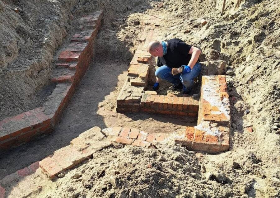 Trong Chiến tranh thế giới 2 (1939 - 1945), thị trấn ven biển Knokke cách thủ đô Brussels, Bỉ khoảng 70 dặm về phía tây bắc. Nơi đây từng được Đức quốc xã xây dựng các công trình công sự, thành trì.