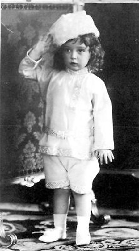 Ảnh chụp thái tử Alexei Nikolaevich của Nga đầu những năm 1900. Con trai của Sa hoàng Nikolai II đội mũ Papahk và áo sơ mi Kosovorotka - trang phục truyền thống của Nga.