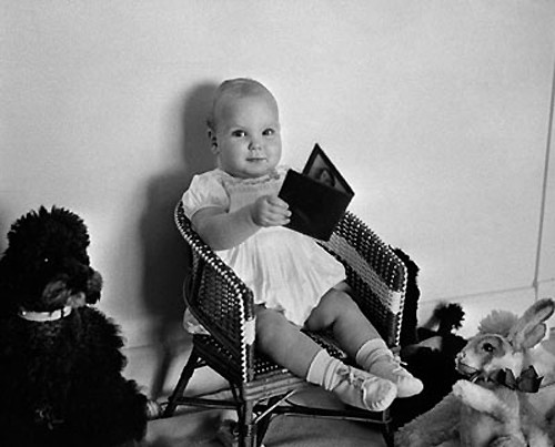 Vua Albert II, con trai cả của hoàng tử Rainier III của Monaco và nữ diễn viên Grace Kelly, chụp ảnh cùng một cuốn sách và những con thú nhồi bông khi còn nhỏ.