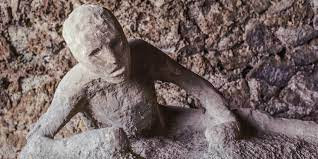 Ngoài ra, một số nạn nhân chết do bị những tảng đá rơi trúng người hay các công trình sụp đổ sau khi núi lửa Vesuvius "thức giấc". Sau đó, toàn bộ nạn nhân và thành phố Pompeii bị vùi lấp trong nhiều thế kỷ trước khi được giới khoa học phát hiện.