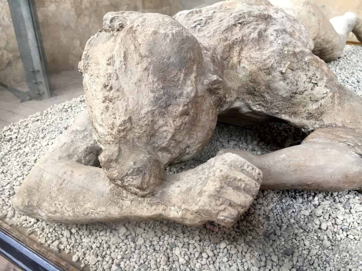 Pier Paolo Petrone, nhà khoa học với 25 năm kinh nghiệm nghiên cứu núi lửa, cho hay hơi nóng và đám mây tro bụi giết chết phần lớn cư dân sống ở Pompeii gần núi lửa Vesuvius. Chân và tay nạn nhân đều cong gập do sức nóng của thảm kịch này.