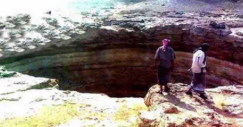 Thay vào đó, các chuyên gia tìm thấy thác nước, măng đá và ngọc trai hang động (gọi là "Speleothem"). Một số măng đá cao tới 9m. Họ lý giải sự hình thành địa chất này là do các mỏ khoáng chất tích tụ theo thời gian trong các hang động tự nhiên. Chúng hình thành phổ biến nhất trong các hang đá vôi do phản ứng hòa tan cacbonat.