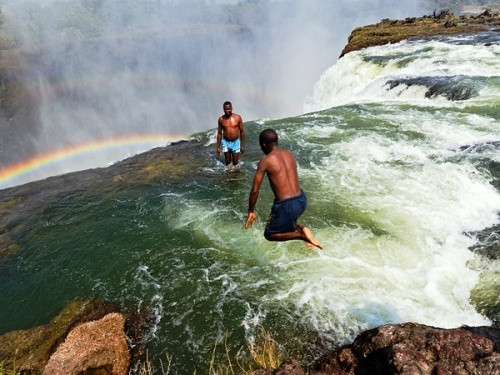 Điều này khiến "Hồ quỷ dữ” trở nên vô cùng nguy hiểm. Dù vậy, một số du khách đến đây để tắm, ngâm mình trong nước, chơi trò nhảy nhào lộn hoặc nhô người ra khỏi thành hồ ngắm cầu vồng ngay trước mắt cùng dòng thác mạnh mẽ chảy xiết phía dưới.