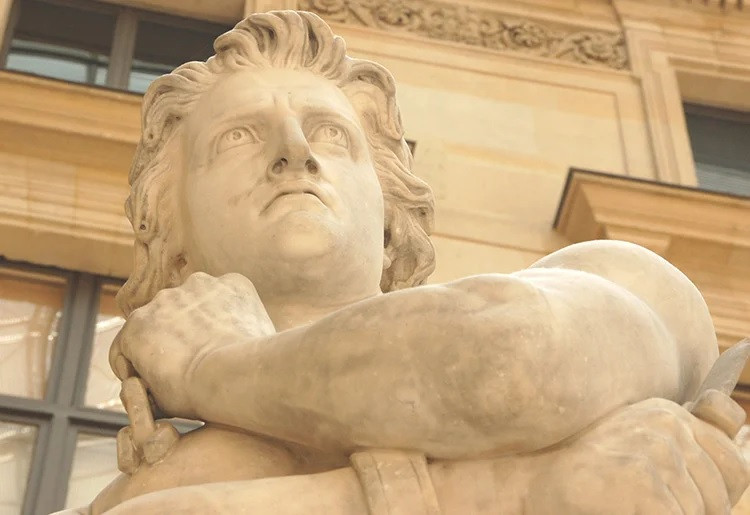 Sống trong "địa ngục", Spartacus nung nấu ý định trả thù, thoát khỏi xiềng xích nô lệ. Sau một thời gian chuẩn bị, ông cùng hơn 70 nô lệ khác đã cùng bỏ trốn khỏi "lò" đào tạo võ sĩ giác đấu.