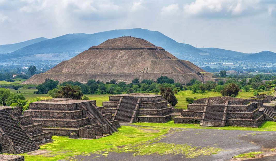 Teotihuacan - thành phố của những vị thần - nằm cách thủ đô Mexico City 40 km về phía Đông Bắc. Nơi đây có vai trò, ý nghĩa đặc biệt quan trọng trong gần 1.000 năm. Teotihuacan khi ấy đã phát triển mạnh mẽ như một trong những xã hội đô thị đầu tiên ở châu Mỹ.