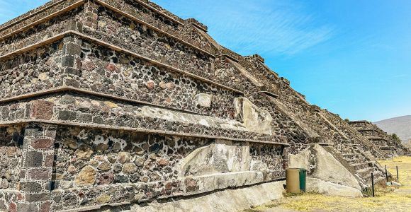Teotihuacan nổi tiếng với 3 kim tự tháp khổng lồ tồn tại đến ngày nay. Những công trình này có tên: Mặt trời, Mặt trăng và Quetzalcoatl (hay còn gọi ngôi đền Rắn).
