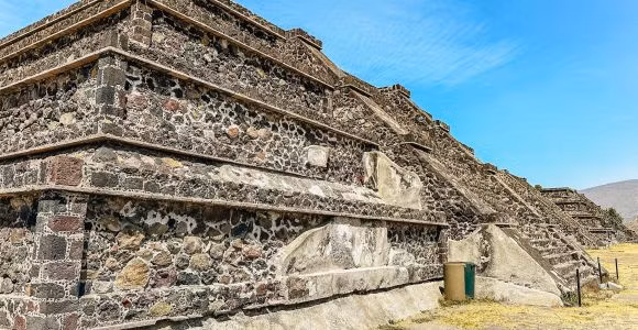 Teotihuacan nổi tiếng với 3 kim tự tháp khổng lồ tồn tại đến ngày nay. Những công trình này có tên: Mặt trời, Mặt trăng và Quetzalcoatl (hay còn gọi ngôi đền Rắn).
