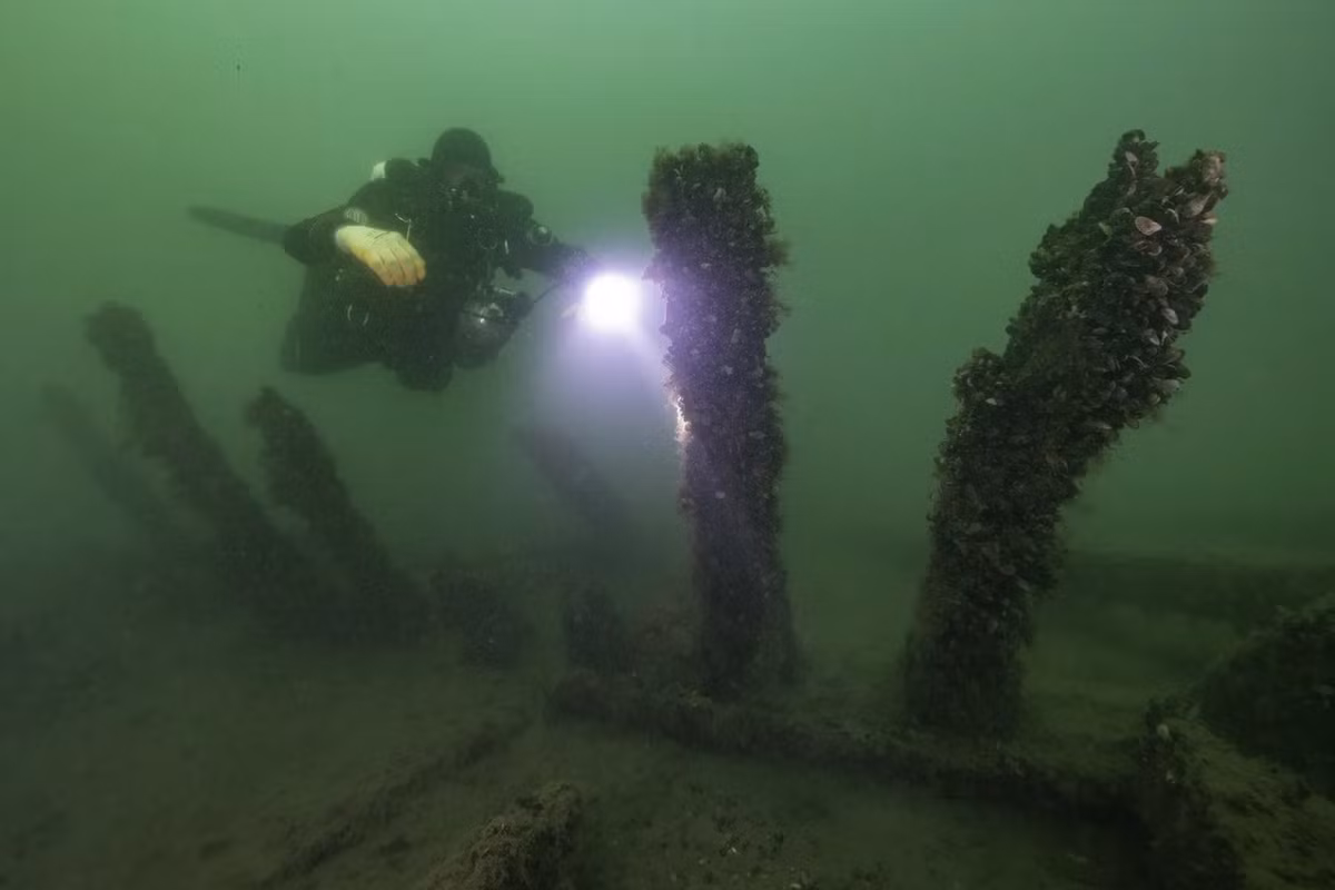 Ngoài ra, các chuyên gia tìm thấy một chiếc áo chống đạn dây xích làm từ đồng được tìm thấy trên xác tàu Gribshunden. Món đồ này được làm ở thành phố Nuremberg thuộc vùng Bavaria vào đầu những năm 1400. Gribshunden là tàu chiến của nhà vua Hans (Đan Mạch). Ông hoàng này đang đi đến thị trấn Kalmar của Thụy Điển khi tàu Gribshunden chìm. Vua Hans và đoàn tùy tùng không có mặt trên con tàu xấu số trên.