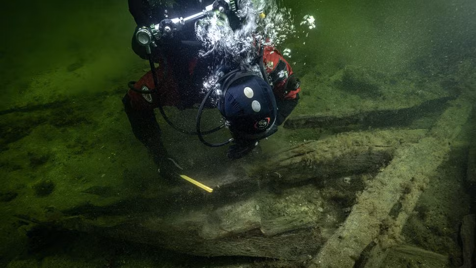 Rolf Warming, nhà khảo cổ học hàng hải kiêm nghiên cứu sinh tiến sĩ ở Đại học Stockholm University cùng với Johan Rönnby, nhà khảo cổ học hàng hải kiêm giáo sư ở Đại học Södertörn, Thụy Điển là đồng tác giả bài báo mới về rương vũ khí và nhiều phát hiện khác từ xác tàu Gribshunden.