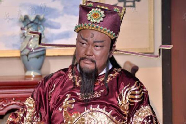 Theo sách Tống Sử, Bao Thanh Thiên là người thông minh, chính trực. Ông đỗ tiến sĩ năm Thiên Thánh thứ năm (1027) đời Tống Nhân Tông. Trong suốt thời gian làm quan, ông nổi tiếng là người cương trực, không sợ quyền thế, thẳng thắn can gián hoàng đế Tống Nhân Tông và góp phần "loại bỏ" những quan viên hủ bại trong triều.