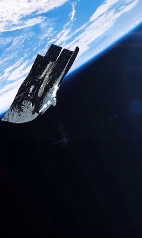 Theo nghiên cứu của nhà khoa học Tesla, tín hiệu bí ẩn trên không đến từ cực quang Mặt Trời hoặc nhiễu điện từ dòng điện. Từ đó, ông nghi ngờ tín hiệu đó có thể đến từ một vật thể trên quỹ đạo Trái đất và nó có thể không phải do con người phát ra. Ông đã công bố khám phá này vào năm 1900.