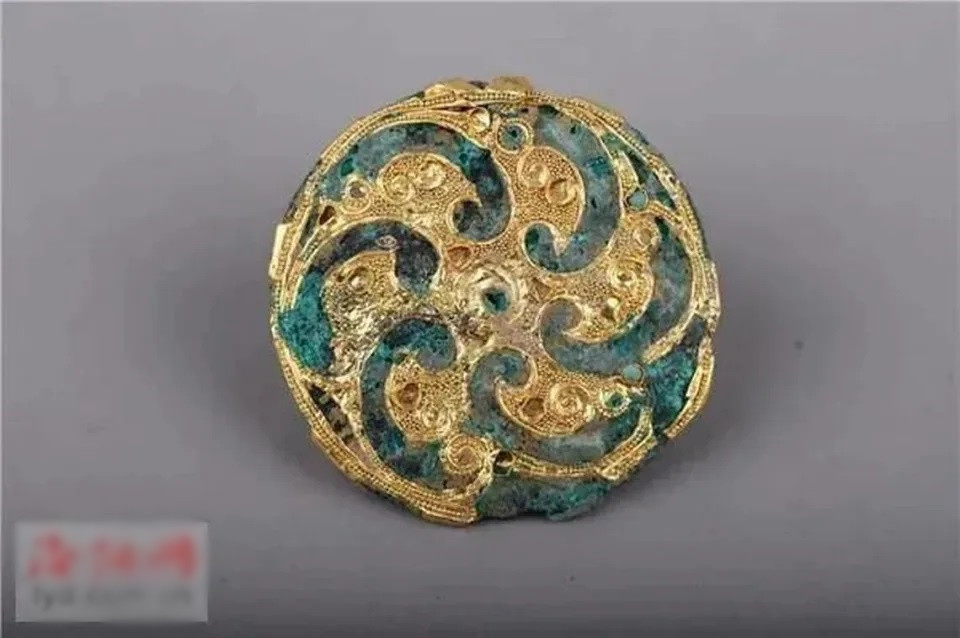 Bên trong ngôi mộ M1, các nhà khảo cổ phát hiện ra một kho báu đồ sộ gồm khoảng 200 hiện vật. Đó là những hiện vật quý hiếm như đồ trang sức bằng vàng, ngọc bích, ngà voi, đồ sơn mài, tiền xu...