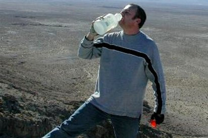 Khối vàng giá trị trên do thợ dò kim loại Richard Brock tìm thấy vào tháng 5/2023 khi đang săn tìm kho báu tại Shropshire, Anh.