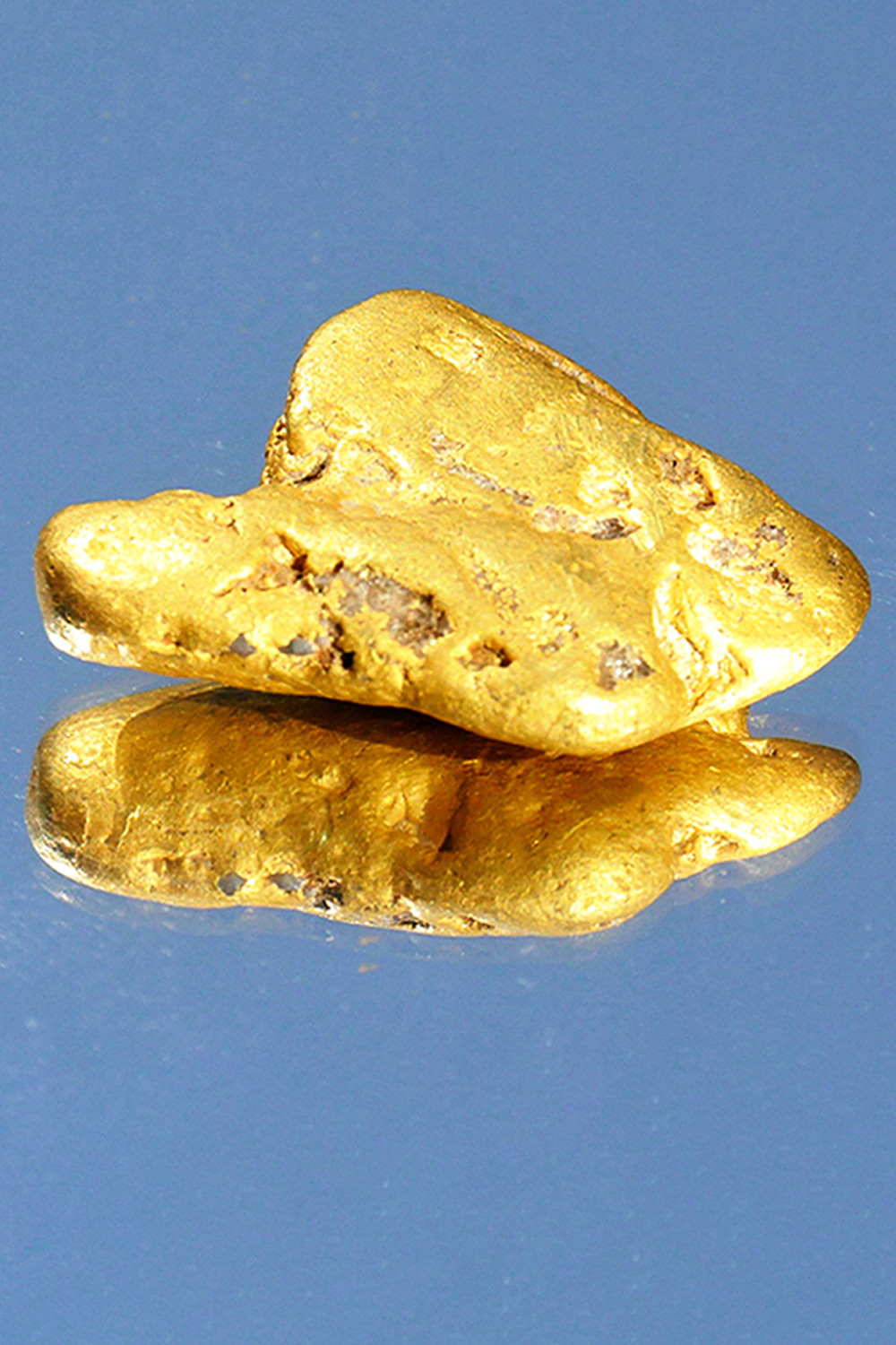 Sau khoảng 20 phút tìm kiếm, ông Richard - người có 35 năm kinh nghiệm trong nghề - đã phát hiện khối vàng nằm cách mặt đất khoảng 15 cm.