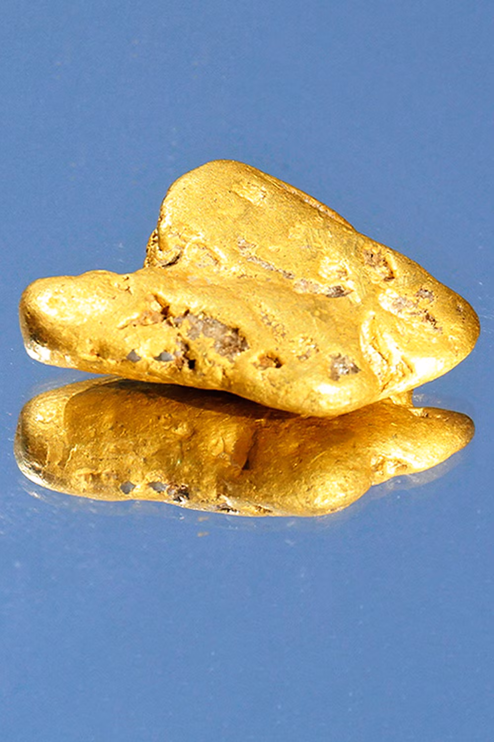 Sau khoảng 20 phút tìm kiếm, ông Richard - người có 35 năm kinh nghiệm trong nghề - đã phát hiện khối vàng nằm cách mặt đất khoảng 15 cm.