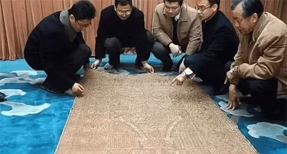 Tôn Điện Anh không thể ngờ rằng đã bỏ lỡ một báu vật trăm tỷ. Bởi lẽ, "tấm vải liệm" trên có giá trị rất lớn. Nó thực chất là chăn Đà La Ni Kinh có tác dụng dẫn người quá cố đi về thế giới cực lạc.