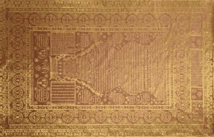 Khi nhìn thấy "tấm vải liệm" trên thi hài vua Càn Long, Tôn Điện Anh đã gỡ tất cả châu báu gồm bàng bạc, đá quý, kim cương, ngọc san hô.... Sau đó, hắn vứt tấm vải xuống đất vì cho rằng nó không có giá trị.