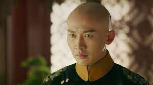 Vậy nên, việc thợ cắt tóc dùng dao cạo nửa đầu cho hoàng đế phải được tiến hành hết sức cẩn thận. Nếu khiến nhà vua bị xước dù chỉ một chút khi cạo nửa đầu thì thợ cắt tóc có thể bị xử tử ngay lập tức.