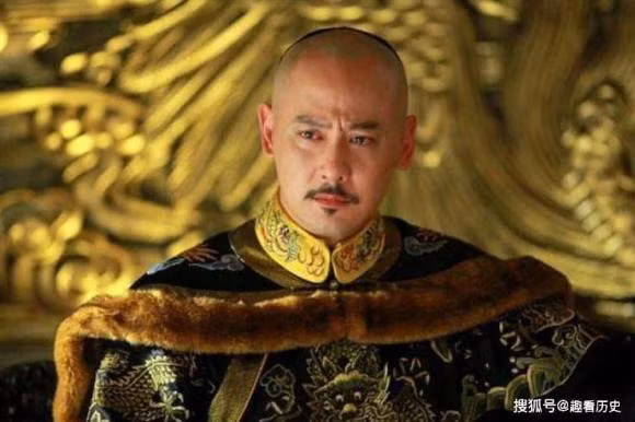 Phần đuôi tóc thường được tết lại bằng dây và nửa đầu phía trước được cạo sạch. Bất cứ ai vi phạm quy định về mái tóc này đều bị trừng phạt nghiêm khắc.