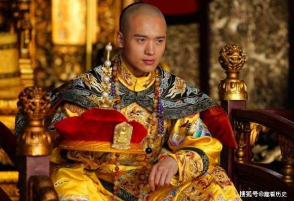 Quy định này áp dụng cho tất cả nam giới ở mọi độ tuổi sống ở Trung Quốc thời nhà Thanh. Ngay cả hoàng đế nhà Thanh cũng tuân thủ nghiêm ngặt việc để kiểu tóc đuôi sam đặc trưng.