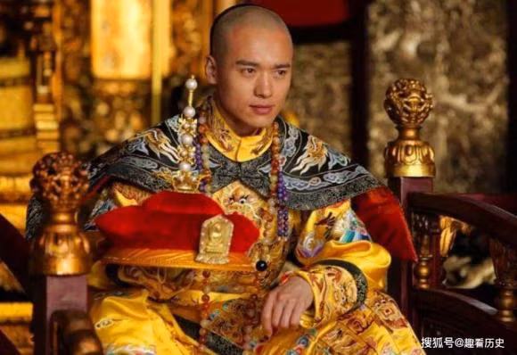 Quy định này áp dụng cho tất cả nam giới ở mọi độ tuổi sống ở Trung Quốc thời nhà Thanh. Ngay cả hoàng đế nhà Thanh cũng tuân thủ nghiêm ngặt việc để kiểu tóc đuôi sam đặc trưng.