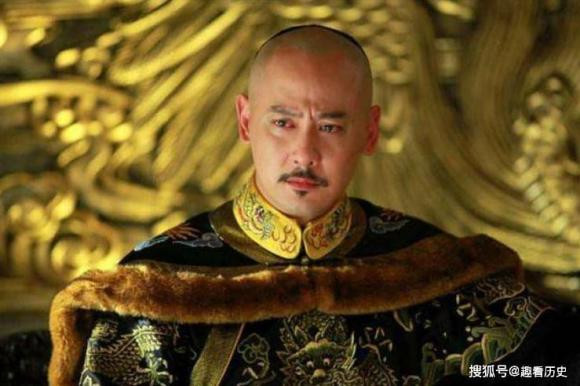 Phần đuôi tóc thường được tết lại bằng dây và nửa đầu phía trước được cạo sạch. Bất cứ ai vi phạm quy định về mái tóc này đều bị trừng phạt nghiêm khắc.