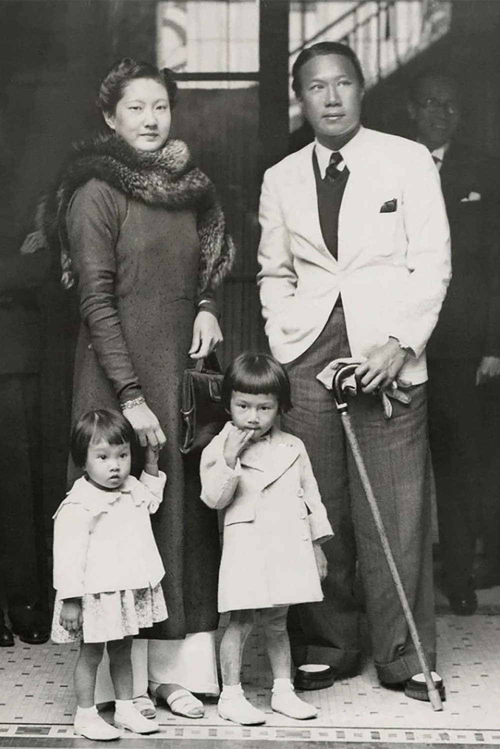 Vợ chồng Nam Phương Hoàng hậu chụp ảnh cùng 2 con gái. Trong cuộc hôn nhân với vua Bảo Đại, Nam Phương Hoàng hậu lần lượt sinh hạ cho chồng 5 người con là: Bảo Long, Phương Mai, Phương Liên, Phương Dung và Bảo Thăng.