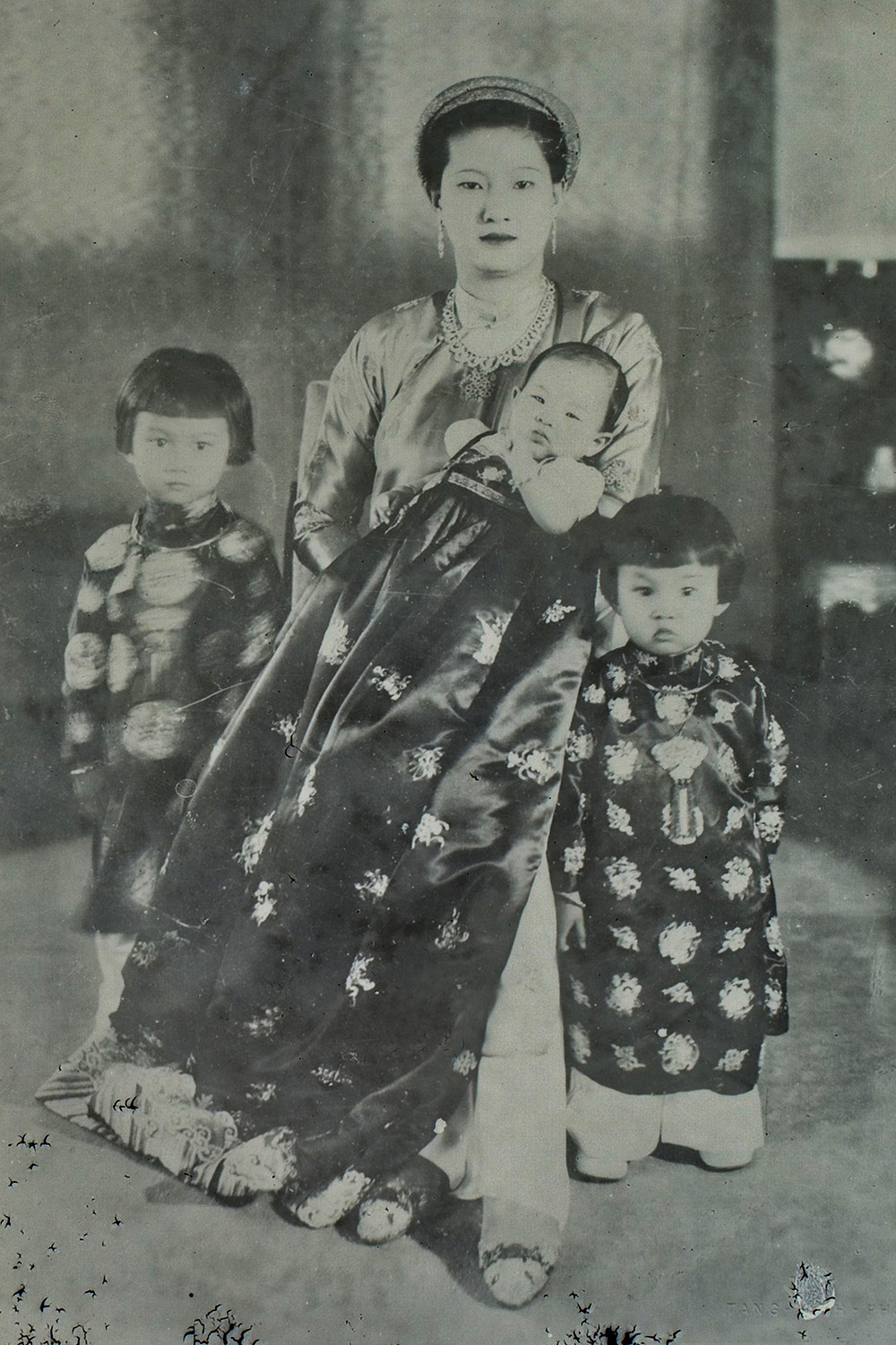 Bên cạnh các trang phục truyền thống, Nam Phương Hoàng hậu rất ưa thích thời trang của hãng Christian Dior và Balmin.