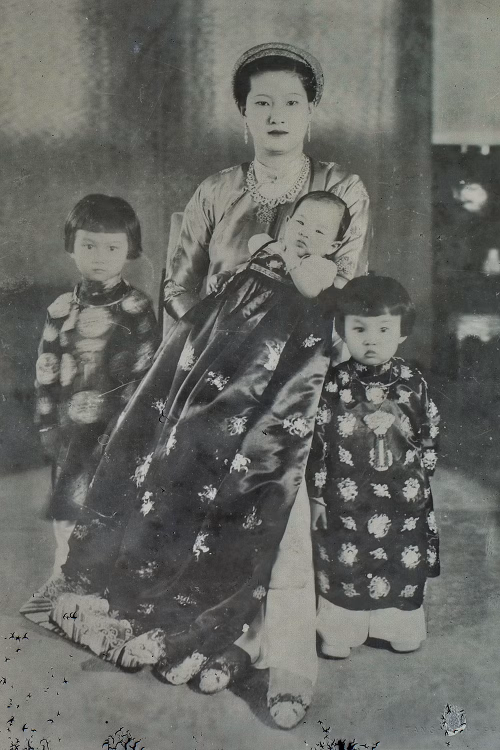 Bên cạnh các trang phục truyền thống, Nam Phương Hoàng hậu rất ưa thích thời trang của hãng Christian Dior và Balmin.