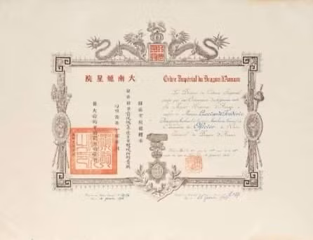 Ngoài ấn vàng "Hoàng đế chi bảo", hãng Millon tiếp tục đấu giá một số cổ vật từ thời Nguyễn từ ngày 27 - 31/10/2022 tại Paris. Các hiện vật được bán đấu giá bao gồm: Các huân chương, huy chương, phù hiệu, đồng tiền, chén vàng… của vua Minh Mạng, Duy Tân, Khải Định và Bảo Đại. Trong ảnh là Đại Nam Long huân chương.